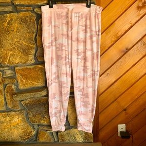 🌺3/$15 Rae Dunn Pink Camo Stretchy Loungewear L